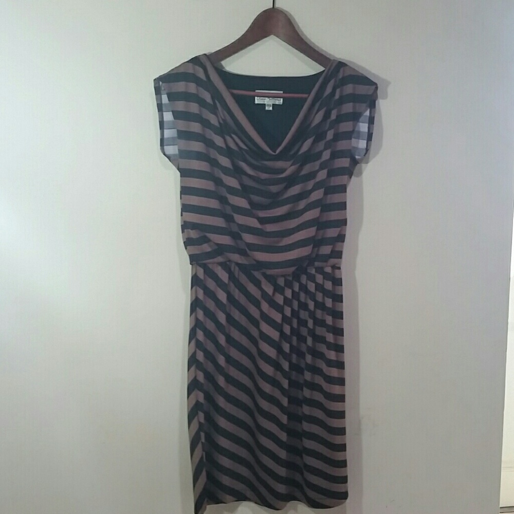 Cowl neck. Short sleeve. Striped dress. 6P